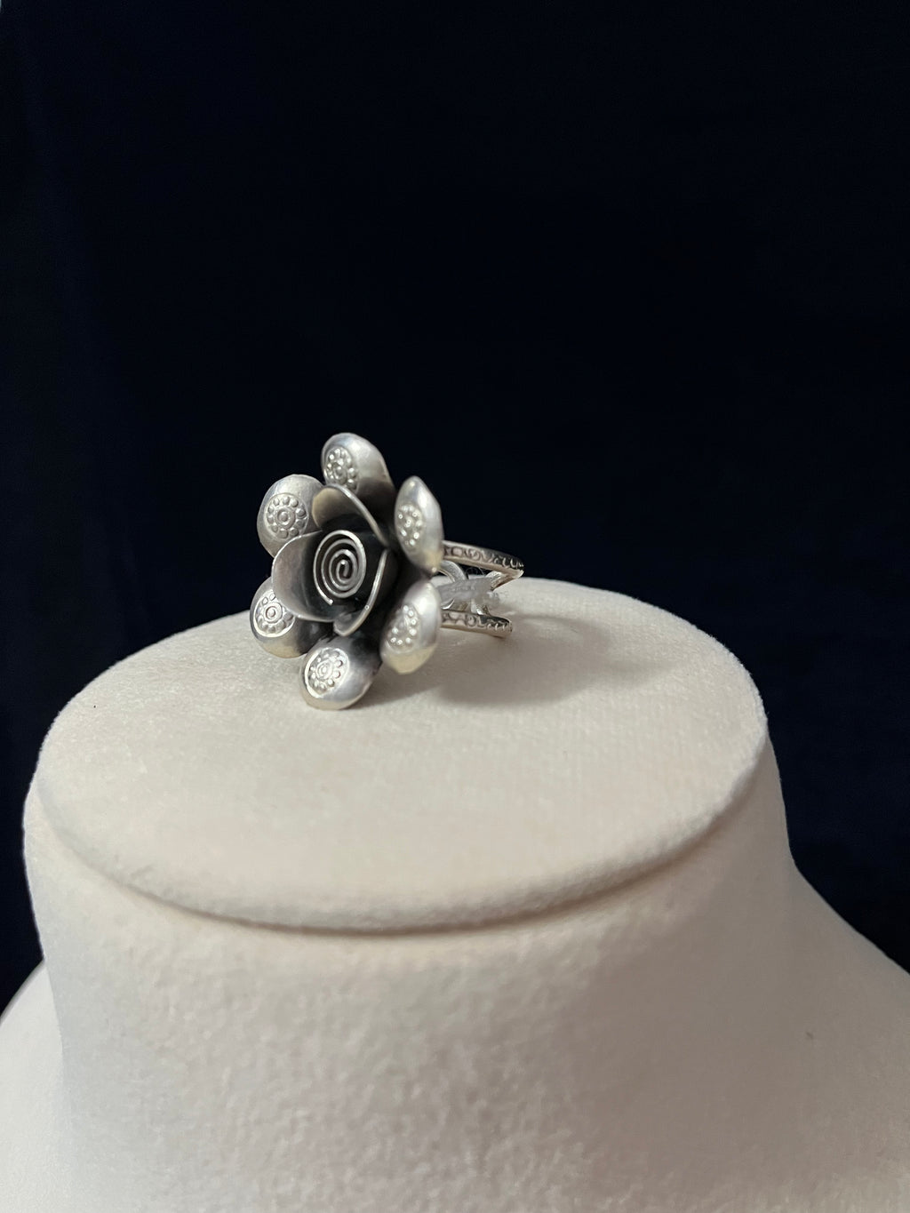 Blooming Rose ring round petal