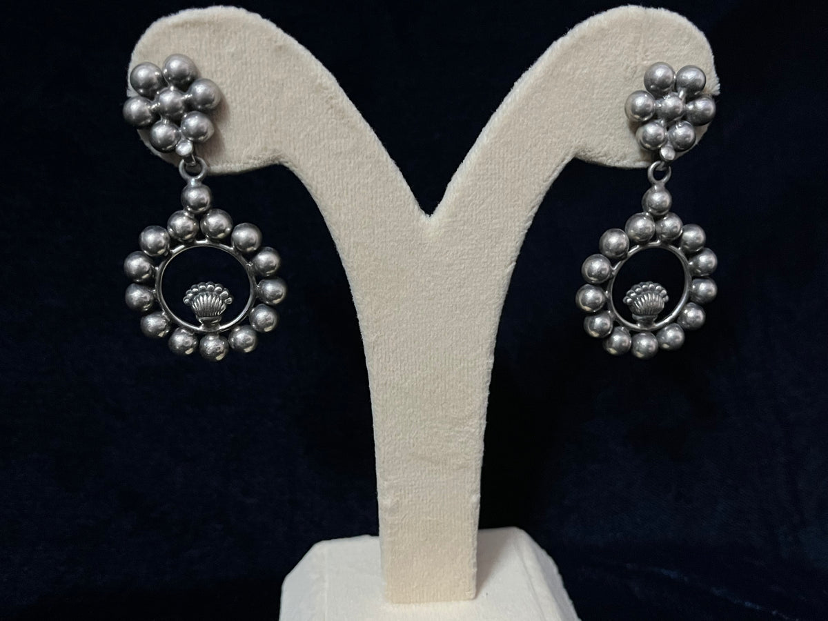 Kudi Swing Stud Earring
