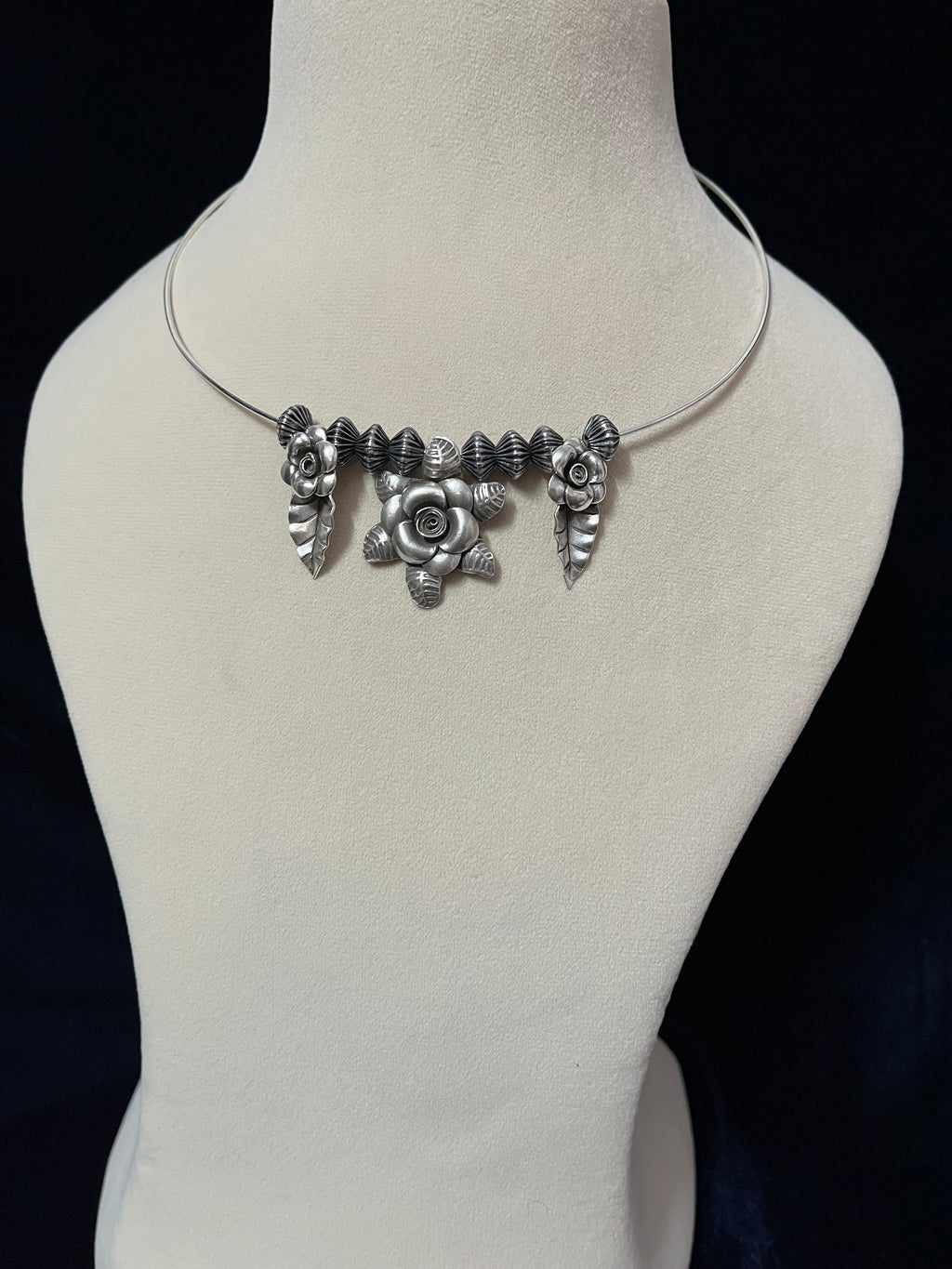 Rose and Beads Hasli Necklace