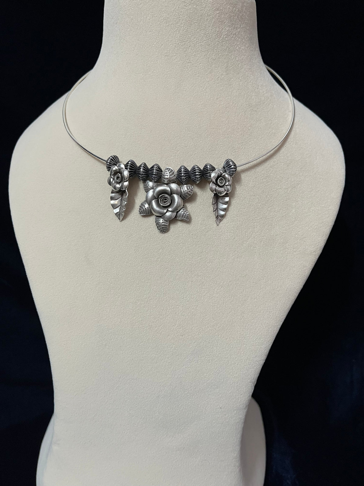 Rose and Beads Hasli Necklace