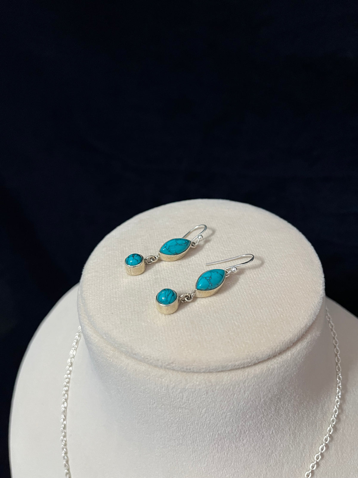 Turquoise lightweight necklace set