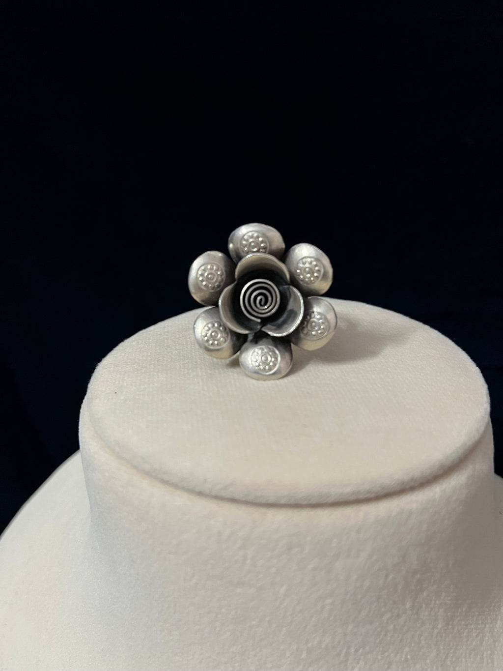 Blooming Rose ring round petal