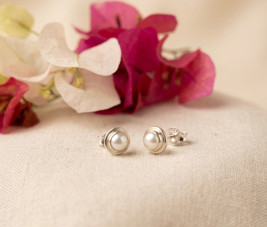 Small Pearl stud Earring