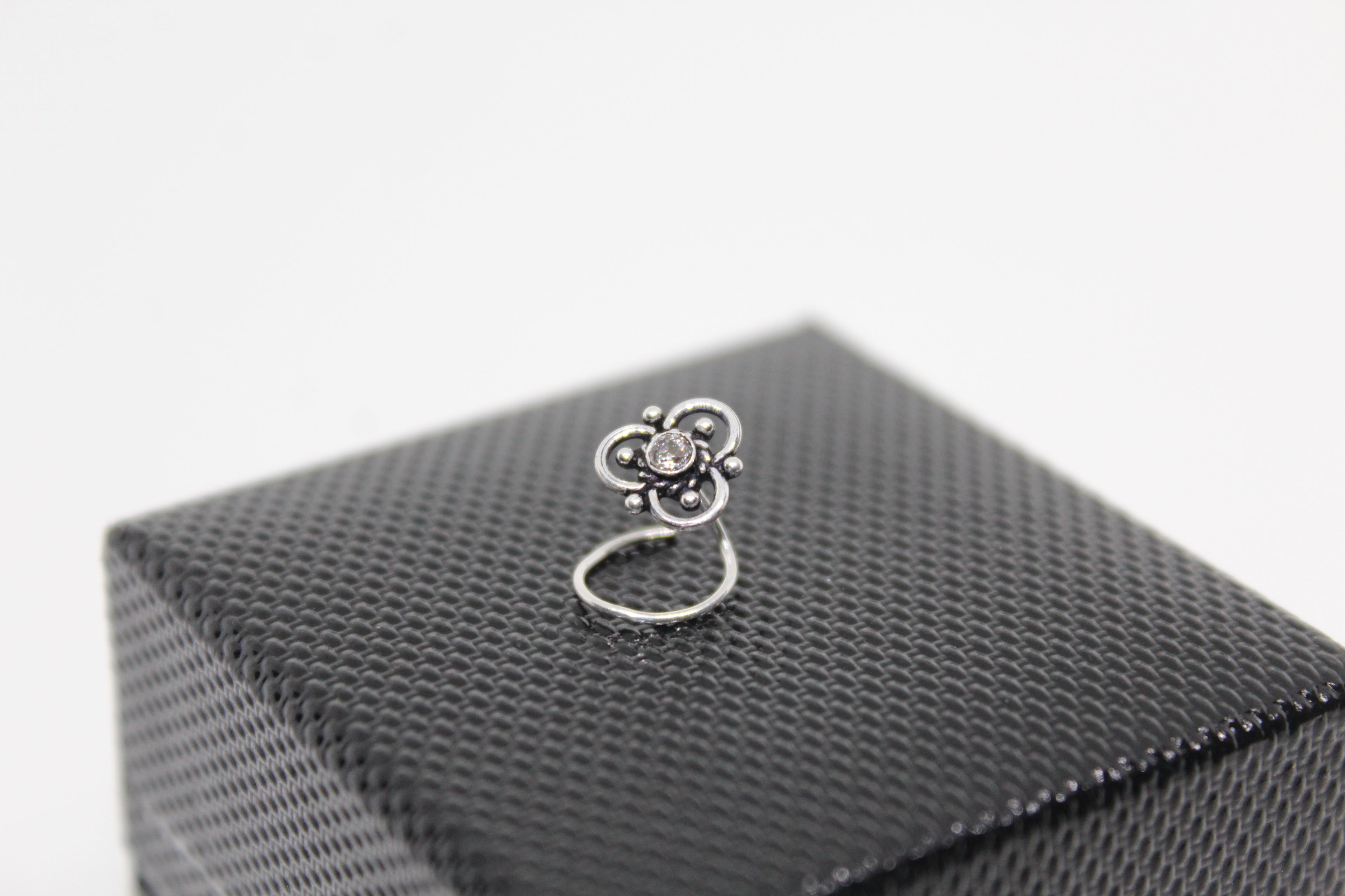 Tri Petal Rawa Nose Pin