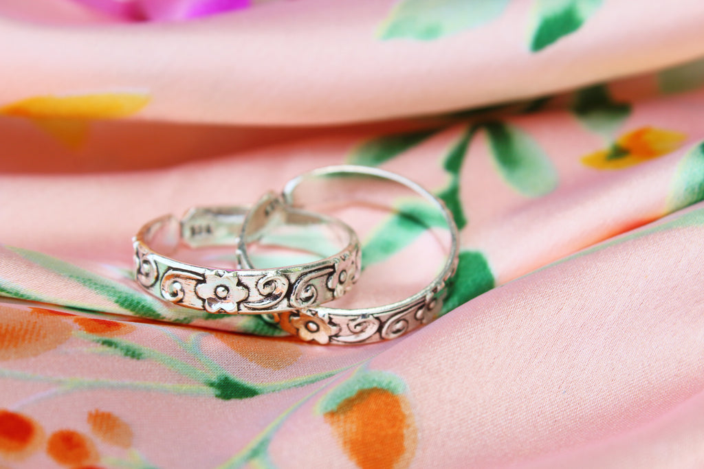 Flower carved thumb ring