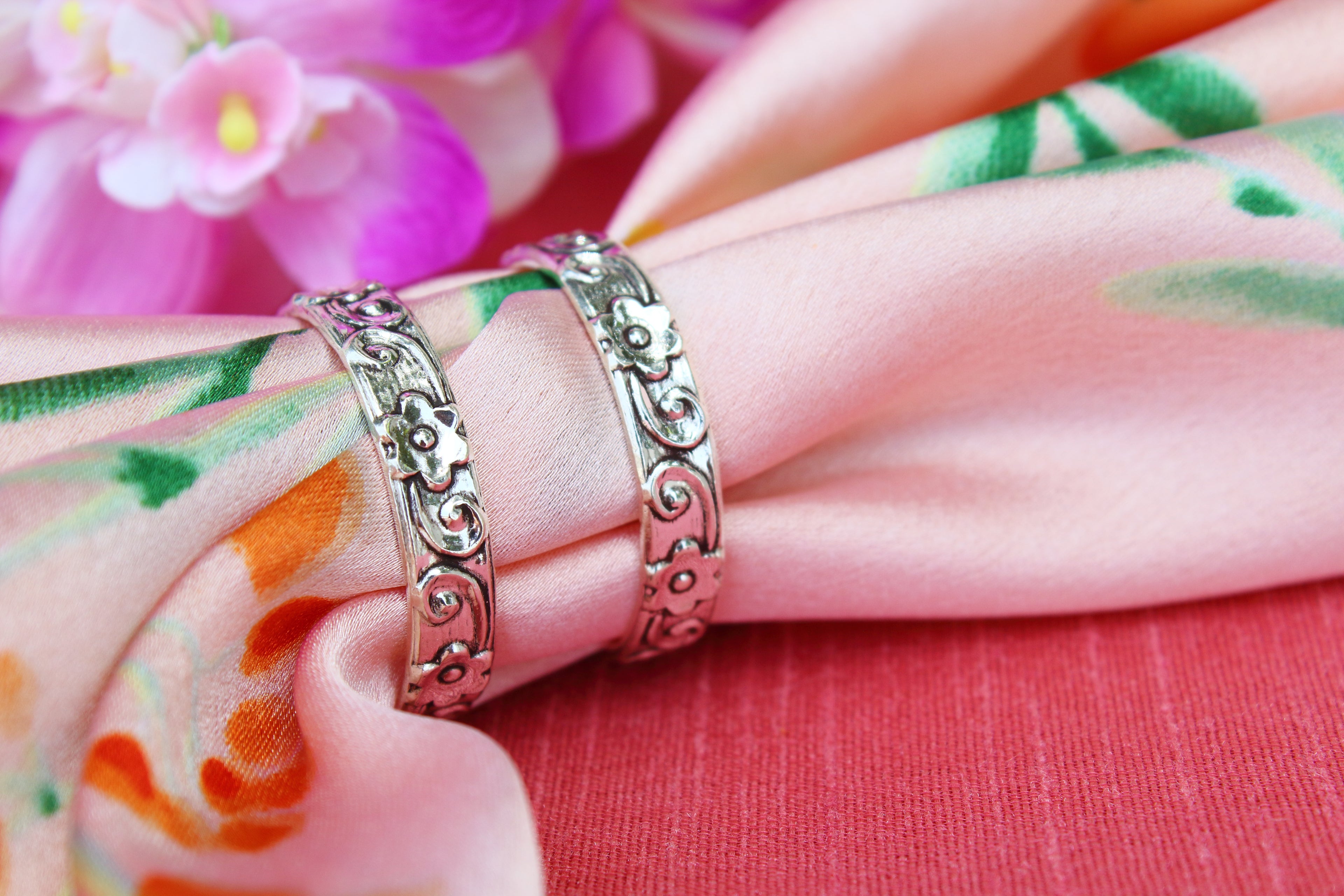 Flower carved thumb ring