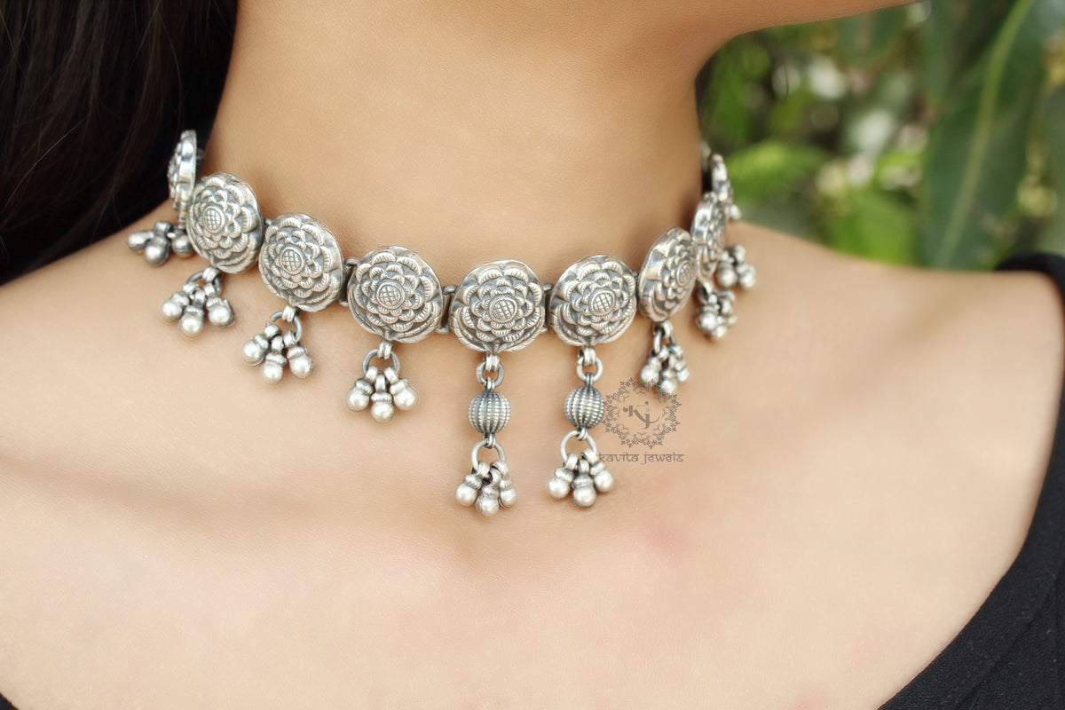 Detailed Flower Carved Ghungroo Necklace