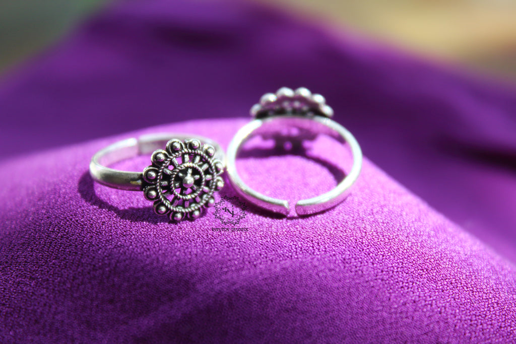Intricate Rawa Flower Toe Ring